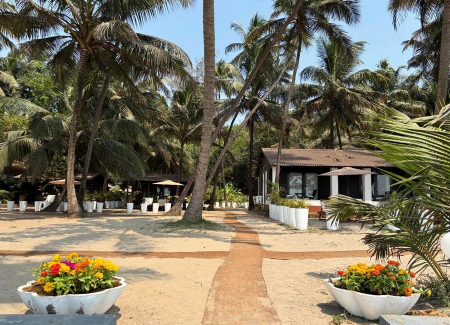 Garden paths and cottages at Mamagoa Resort