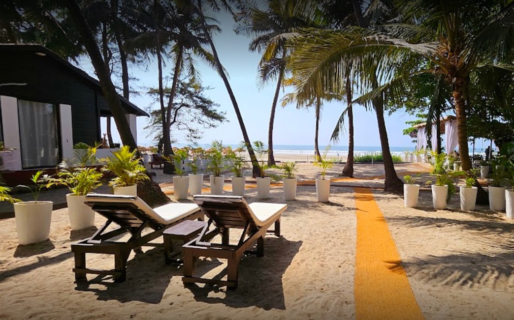 Deluxe Bungalow with Sea view photo 1 at Mamagoa Resort
