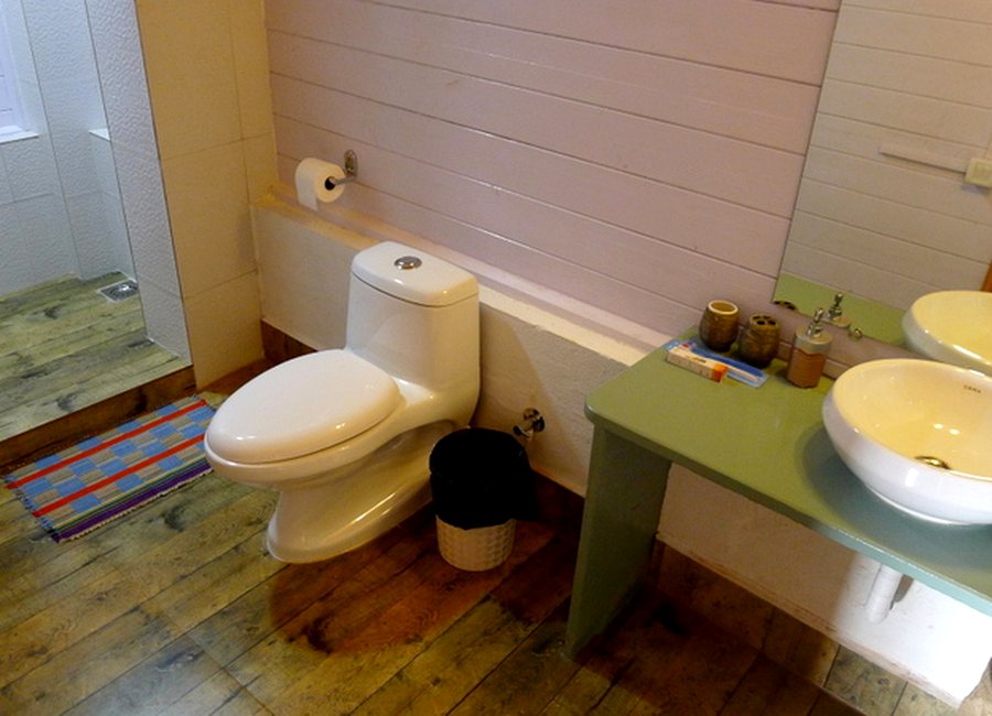 Villa bathroom at Mamagoa Resort